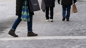 pinguin-gang: mit der richtigen technik sicher bei glätte unterwegs