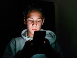 frankreich: warum macron kindern das handy wegnehmen will