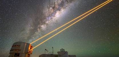 Kosmologie: Superschweres schwarzes Loch im Zentrum der Milchstraße fördert neue Sonnen