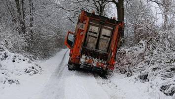 Müllabfuhr scheitert in Norderstedt und im Kreis auf glatten Straßen