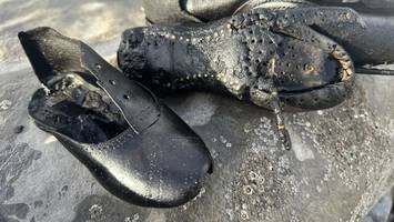 Strandgänger finden Hunderte angespülte Stiefel – ihr Alter verblüfft