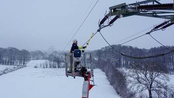 Strom in Gefahr? Versorger stockt Personal auf und enteist Leitungen