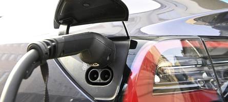 Fehlende Ladesäulen in der Stadt: Ein Augsburger kauft deshalb kein E-Auto