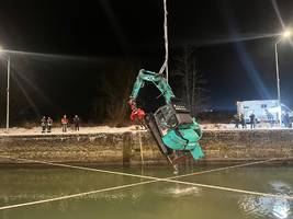Niederbayern: Bagger rutscht in die Donau – Fahrer schwimmt an Land