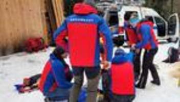 Arbeitsunfall: Waldarbeiter stürzt schwer - Bergwacht rückt mit Notarzt aus