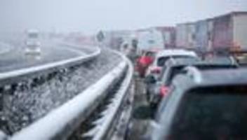 autofahrt im winter: snacks und decken ins auto: tipps für winter-fahrten