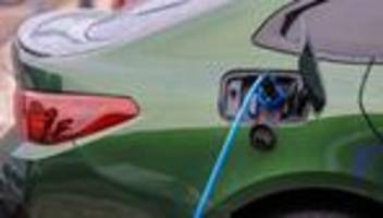 Autoindustrie: Deutscher E-Auto-Markt: Skoda verdoppelt - Tesla halbiert