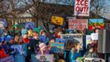 Einwanderungspolitik: Proteste nach tödlichen Schüssen in Minneapolis halten an