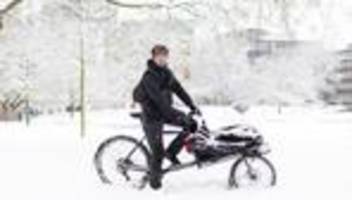fahrradfahren im schnee: wer fährt denn bei dem wetter noch mit dem fahrrad herum?