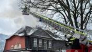 Folgenschwerer Brand: Feuer im Dachgeschoss in Lennestadt - zwei Bewohner getötet