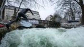 Stadtsurfen: Eisbachwelle: Surfer und Stadt einigen sich auf Pilotversuch