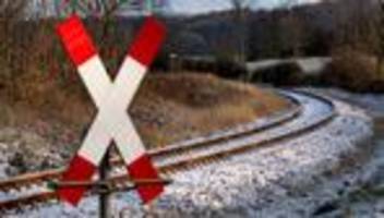 unfälle: auto bleibt wegen schneewehe in gleisbett stecken