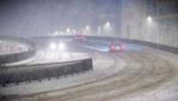 Unfälle: Lastwagen dreht sich auf glatter Autobahn bei Garbsen