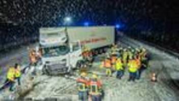 Unfälle: Lastwagen rutscht auf glatter Fahrbahn - A70 gesperrt