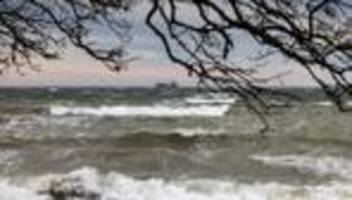 verkehr: teil der kieler kiellinie wegen hochwasser gesperrt