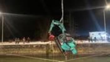 wegen glätte: mann versinkt mit bagger in donau - fahrer schwimmt an land