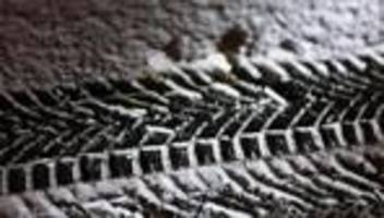 Wetter: Festgefahrene Lkws blockieren B1 im Kreis Lippe