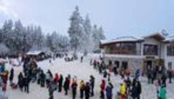 Wintersportgebiete: Neuschnee lockt Ski- und Rodelfans auf Hessens Pisten