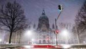 wintersturm: starkes schneetreiben: hannover sagt neujahrsempfang ab