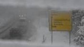 winterwetter: sturmtief bringt schnee, unfälle und unterrichtsausfälle