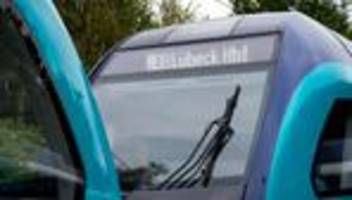 Zugverkehr im Norden: Zug fährt gegen Baum - Sperrung zwischen Lübeck und Eutin