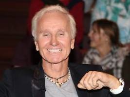 ist es eine märchenprinzessin?: eav-sänger klaus eberhartinger ist mit 75 erneut vater