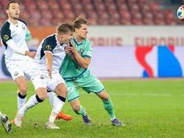 kleine missgeburt: ex-dfb-profi rastet aus und stößt mitspieler zu boden