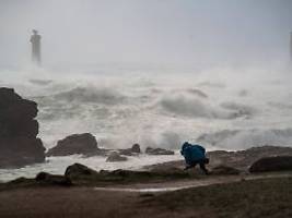 Meterhohe Wellen an der Küste: Hunderttausende Franzosen ohne Strom nach Sturm Goretti