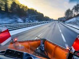 Schnee und Glätte: Räumfahrzeuge auf der Straße: So verhält man sich richtig
