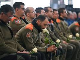 Schweigeminute und Glockengeläut: Schweizer gedenken der Opfer der Brandkatastrophe