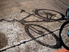 Urteil aus dem Verkehrsrecht: Radfahrerin stürzt am Bordstein - 20.000 Euro Schmerzensgeld?