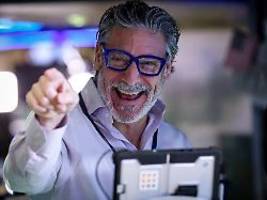 intel legt nach trump-lob zu: wall street beendet die woche mit sattem plus