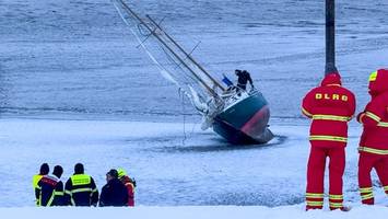 Auf der eisigen Elbe: Segler verfährt sich und strandet im Schlick