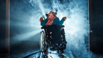 Ein Leben auf der Theaterbühne: Emilys harter Kampf für Inklusion