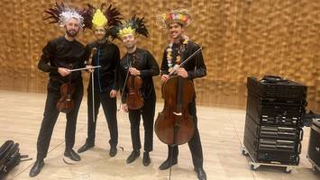 kurios: musiker kommen mit paraglider und winterjacke in die elbphilharmonie