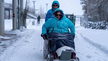 Schnee im Fahrstuhl: Rollstuhlfahrerin kann Zug nicht erreichen