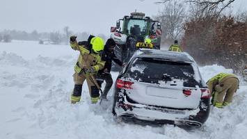 Sturmtief „Elli“: Feuerwehr schaufelt festgefahrene Pkw frei