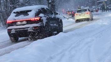 tipps von fahrlehrern und adac: so kommen autofahrer sicher durch eis und schnee