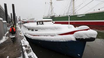 Heftiger Schneesturm legt Hamburger Hafen in weiten Teilen lahm