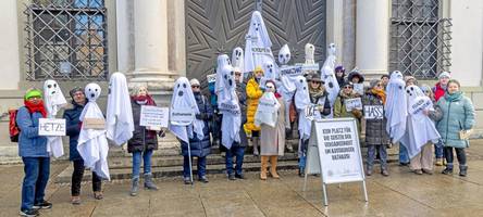omas gegen rechts wollen jede woche vor dem augsburger rathaus protestieren – bis zur wahl