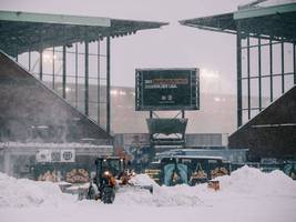 neujahrsstart der bundesliga: der im fußball herrschende konsumterror zwingt die liga zum wiederstart im schneetreiben