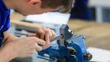 Ausbildung: Weniger Ausbildungsverträge: Wirtschaft schlägt Alarm