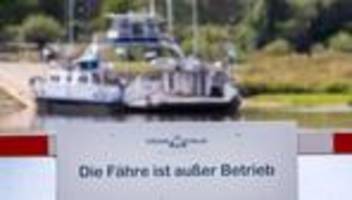 Folgen des Winterwetters: Elbfähre Tanja stellt Fährbetrieb wegen Eisgangs ein