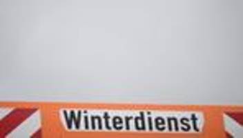 Verkehr: Glatte Straße – Schneepflug stürzt Abhang hinunter