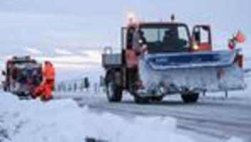 Wintersturm Elli: Räumdienste kämpfen sich im Kreis Leer durch Schneeberge