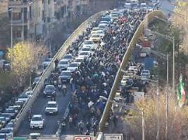 Berichte von 217 Toten: Regime im Iran versucht, Proteste herunterzuspielen