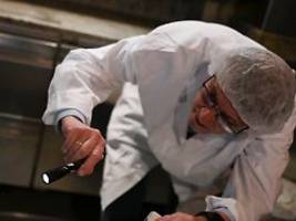 Maus unter Aufschnittmaschine: Lebensmittelkontrolleur sieht viele ekelige Sachen