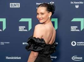 model tanzt mit: betty taube macht bei let's dance ihre oma stolz