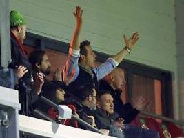 reynolds' großer abend: hollywood-superstar bejubelt nervenaufreibende pokal-sensation