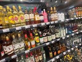 zuspruch von Ärzten: gesundheitspolitiker werben für höhere alkoholpreise